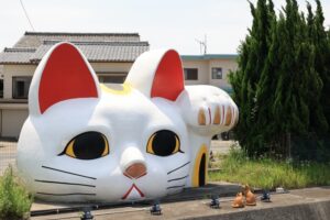 「なでると当たる」猫の魔法！宝当神社で一攫千金の夢をかなえる方法